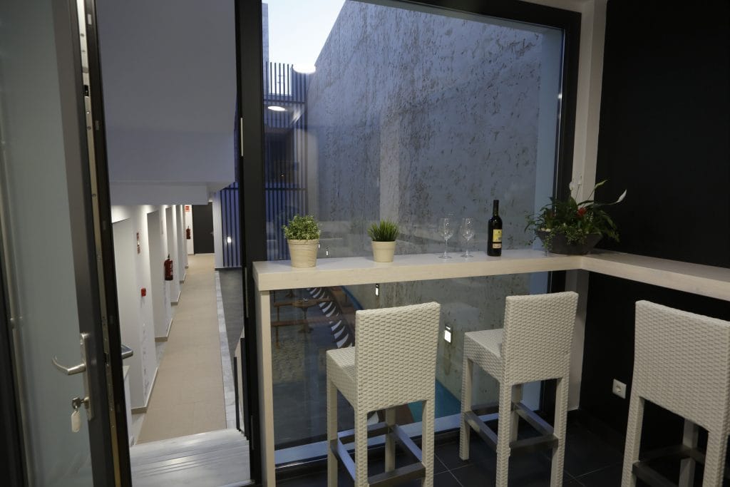 Ventana habitación con vistas patio interior/Hostal la Pasajera